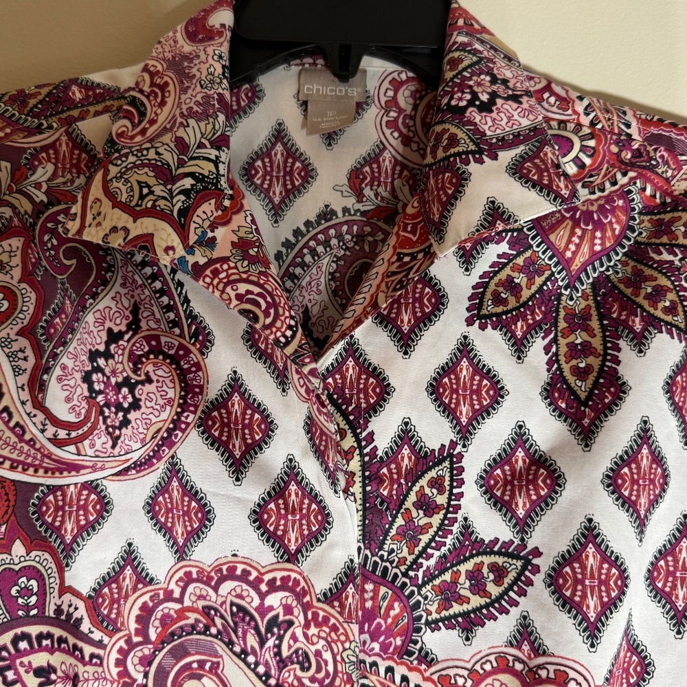 CHICO'S WOMEN'S 1 PETITE | 8P BLOUSE RED PURPLE  MIX PRINT WING COLLAR NO IRON - Picture 5 of 12